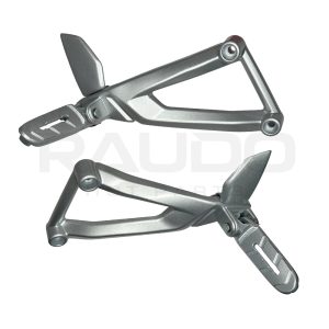ESTRIBO POSTERIOR C/BASE NS200 - RAUDO